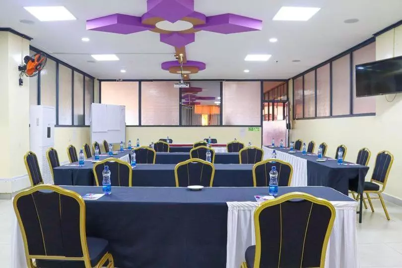 Two Oceans Hotel Voi