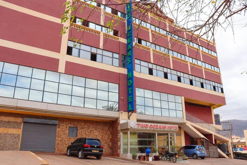 Two Oceans Hotel Voi