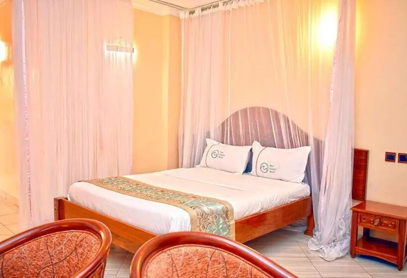 Two Oceans Hotel Voi