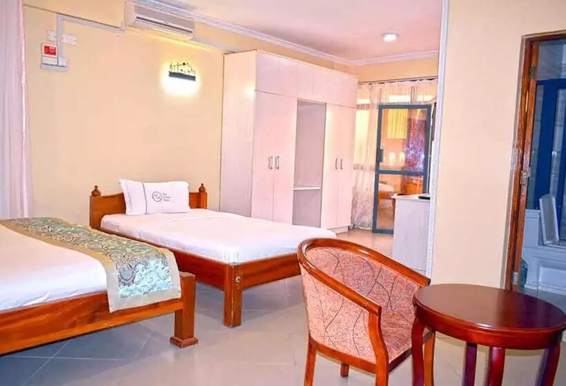 Two Oceans Hotel Voi