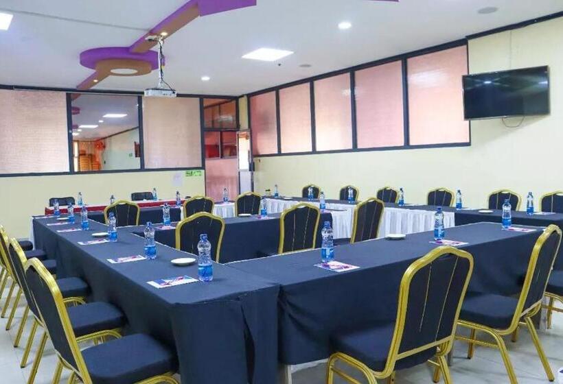 Two Oceans Hotel Voi