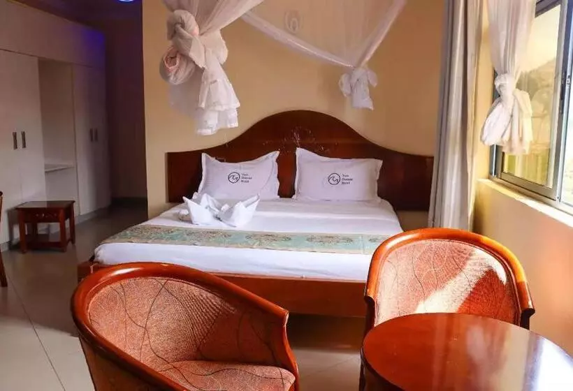 Two Oceans Hotel Voi