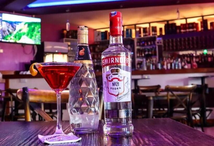 Two Oceans Hotel Voi