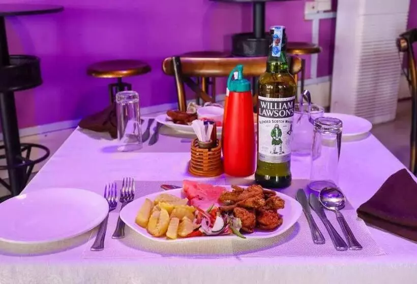 Two Oceans Hotel Voi