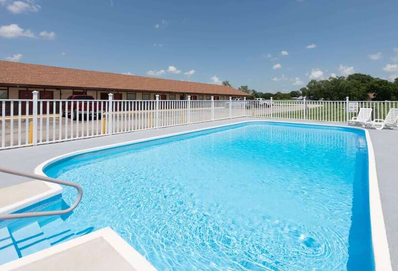 בית מלון כפרי Knights Inn Chanute