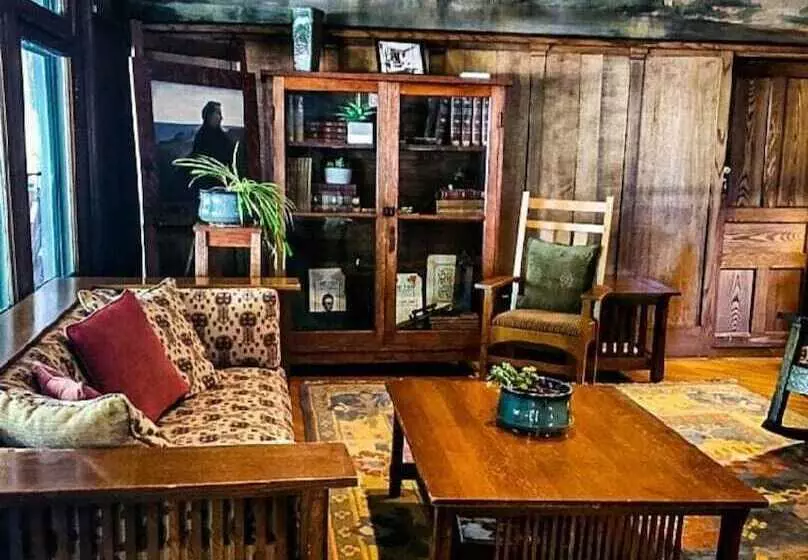 Отель Roycroft Inn