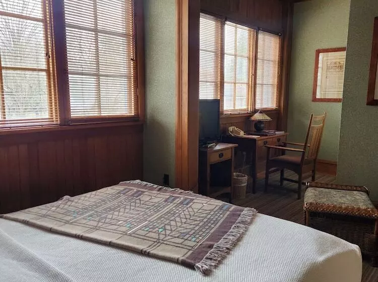 ホテル Roycroft Inn