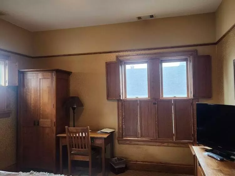 Отель Roycroft Inn