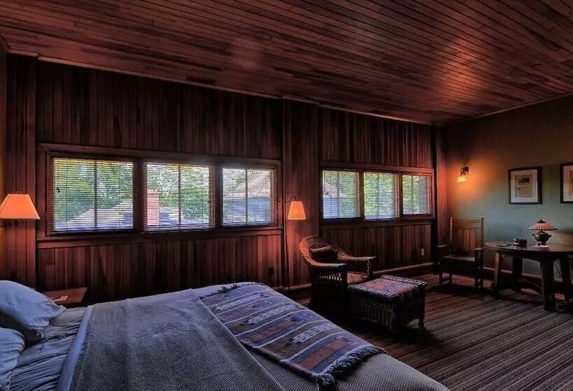 Отель Roycroft Inn