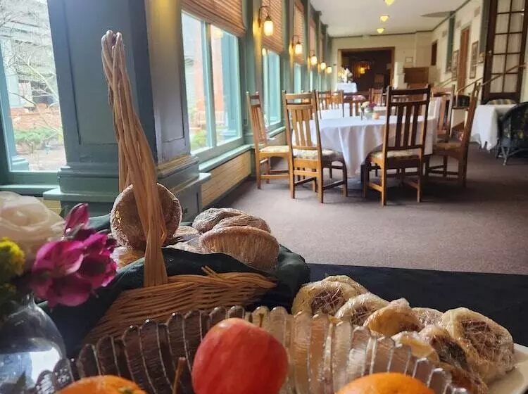 Отель Roycroft Inn