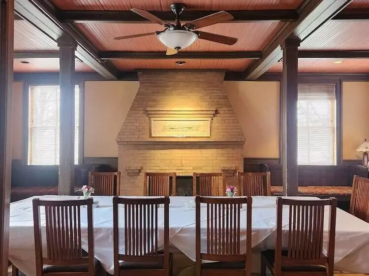 Отель Roycroft Inn