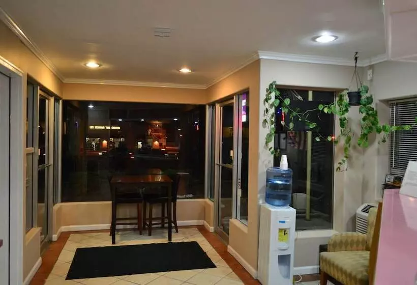 モーテル Economy Inn