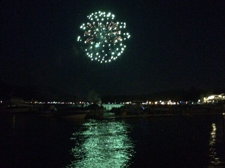 汽车旅馆 Scotty's Lakeside Resort