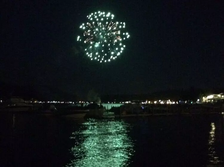 モーテル Scotty's Lakeside Resort