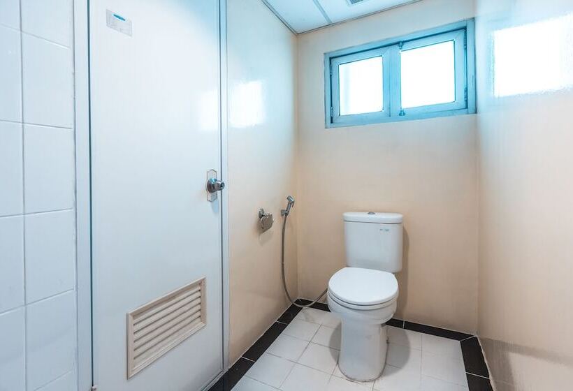 فندق The Habitat By Oyo Rooms