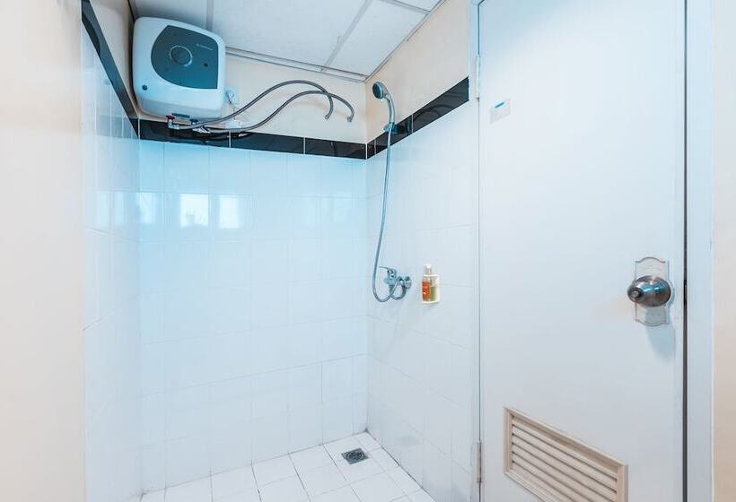 فندق The Habitat By Oyo Rooms