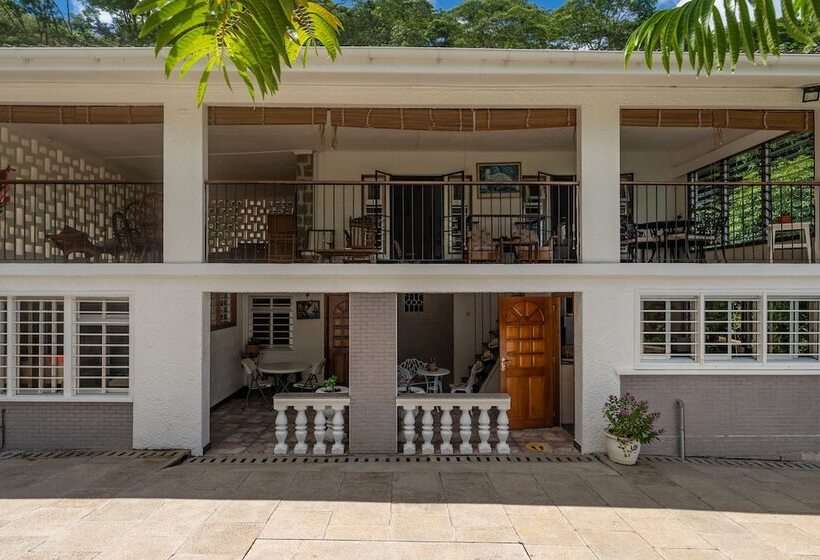 پانسیون Janes  Serenity Guesthouse