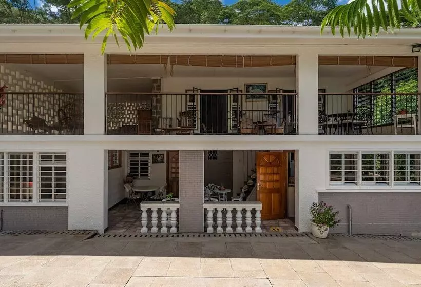 پانسیون Janes  Serenity Guesthouse