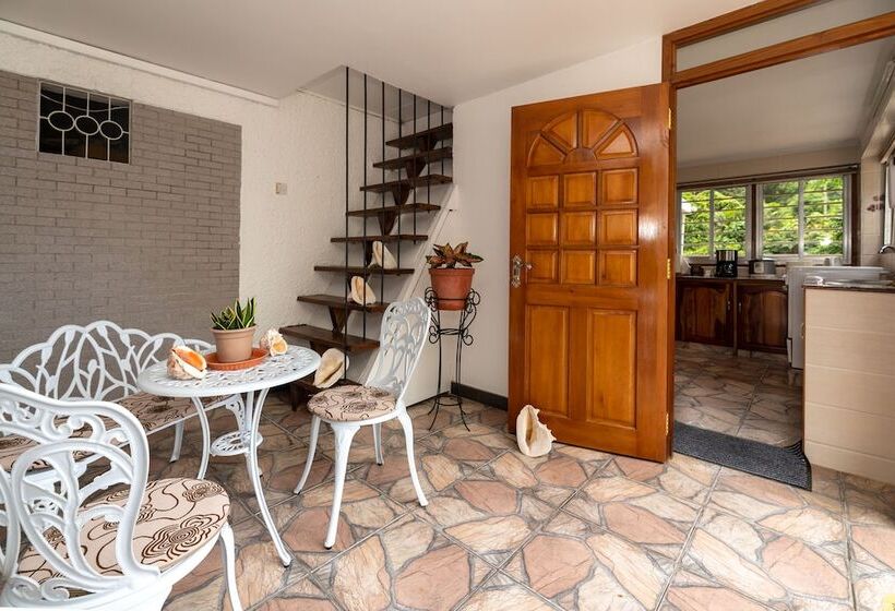 پانسیون Janes  Serenity Guesthouse