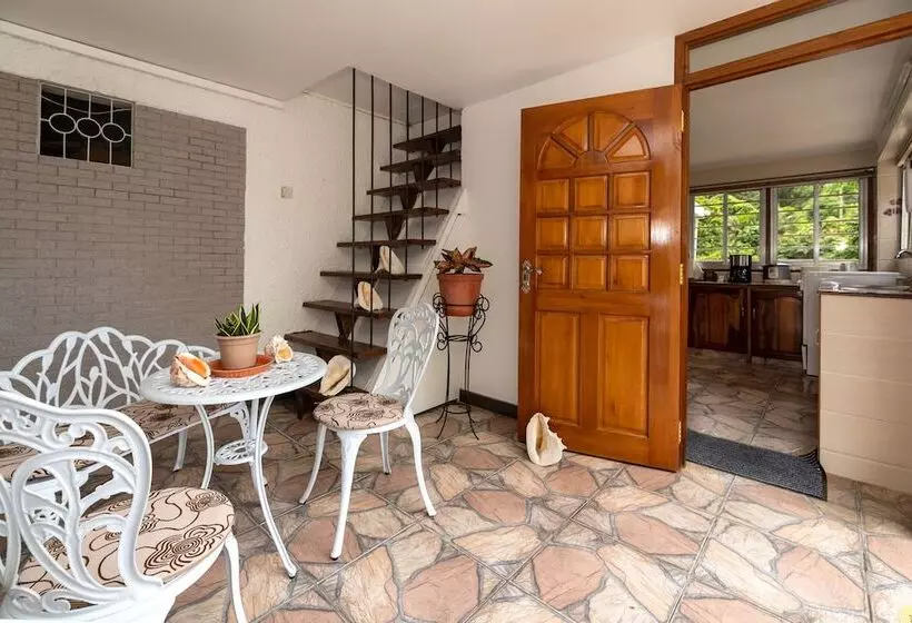 پانسیون Janes  Serenity Guesthouse