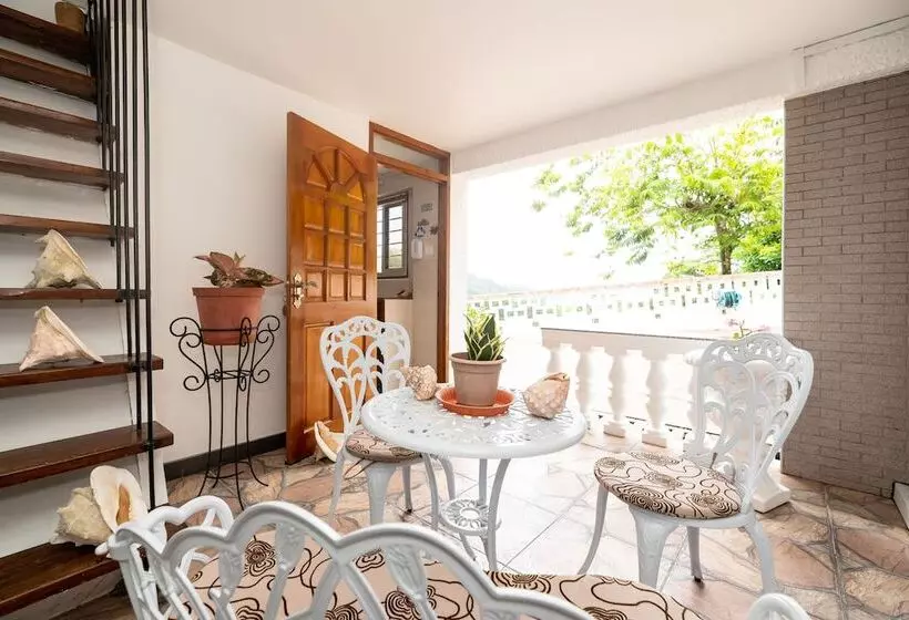 پانسیون Janes  Serenity Guesthouse