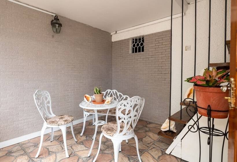 پانسیون Janes  Serenity Guesthouse