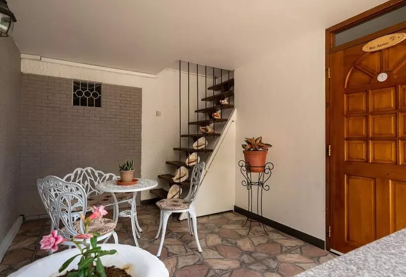 پانسیون Janes  Serenity Guesthouse