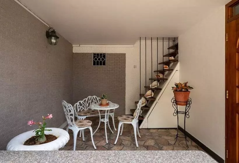 پانسیون Janes  Serenity Guesthouse