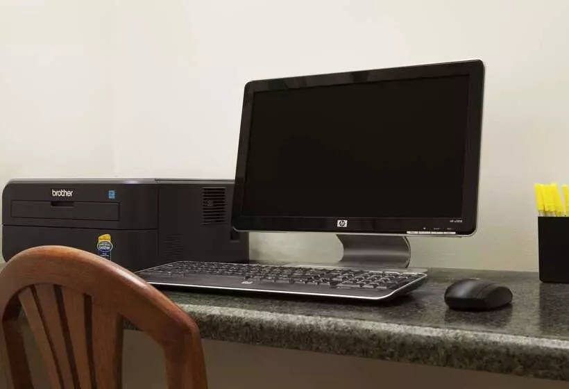 בית מלון כפרי Days Inn & Suites By Wyndham Cedar Rapids