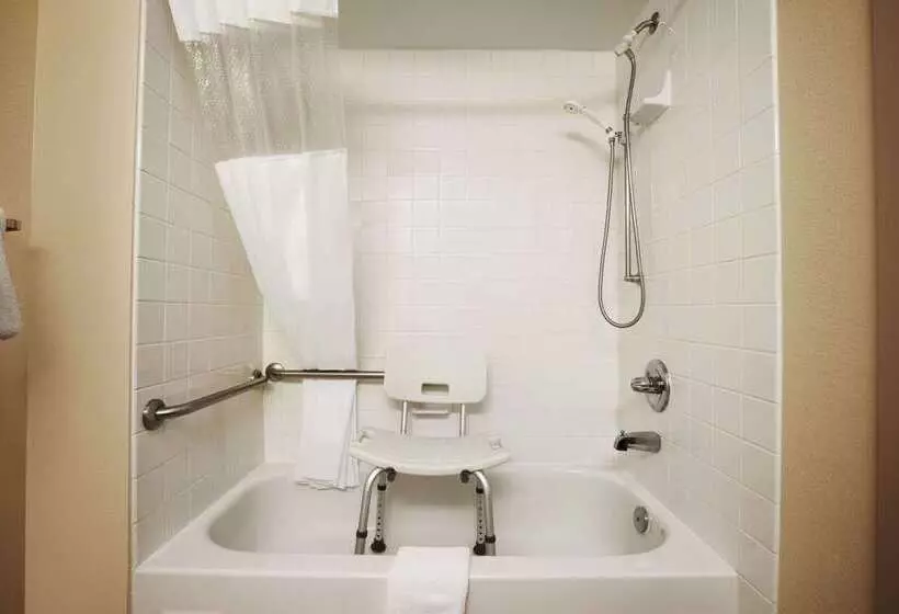 בית מלון כפרי Days Inn & Suites By Wyndham Cedar Rapids