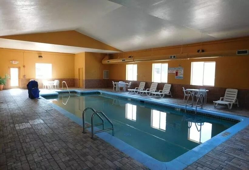 בית מלון כפרי Days Inn & Suites By Wyndham Cedar Rapids