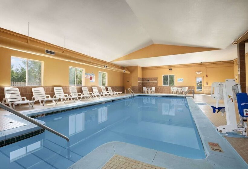 Hotelli Days Inn & Suites By Wyndham Cedar Rapids