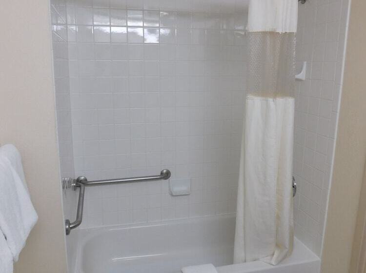 Hotelli Days Inn & Suites By Wyndham Cedar Rapids