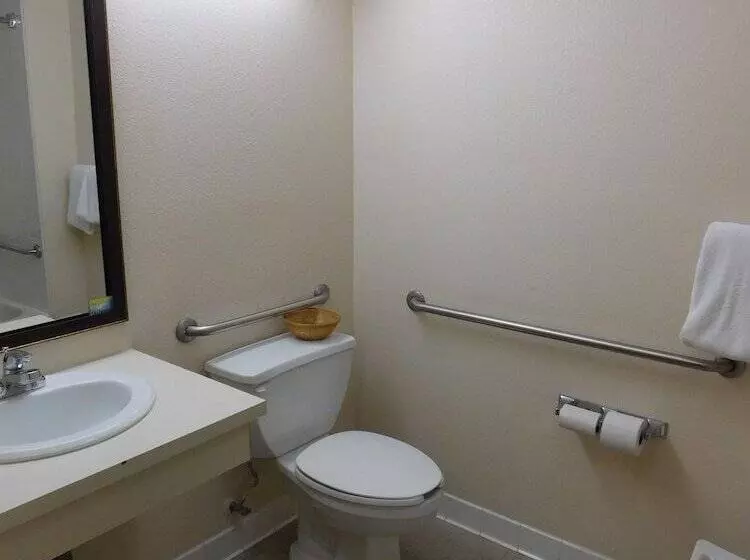 בית מלון כפרי Days Inn & Suites By Wyndham Cedar Rapids