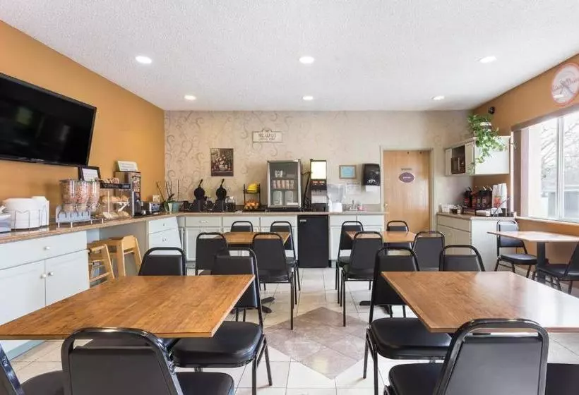 בית מלון כפרי Howard Johnson By Wyndham Vancouver & Suites