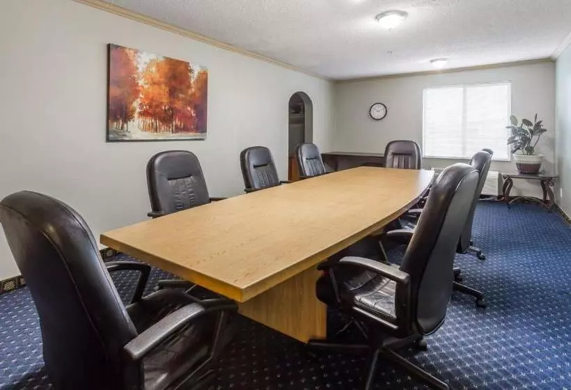 בית מלון כפרי Howard Johnson By Wyndham Vancouver & Suites