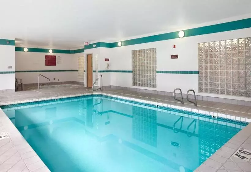 בית מלון כפרי Howard Johnson By Wyndham Vancouver & Suites