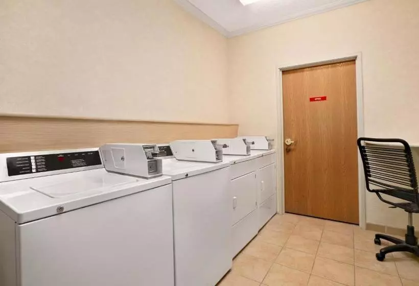 בית מלון כפרי Howard Johnson By Wyndham Vancouver & Suites