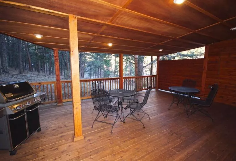 هتل Streamside On Fall River