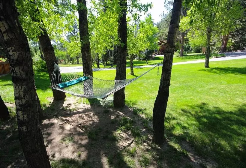 هتل Streamside On Fall River