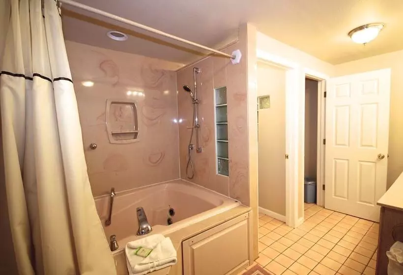 هتل Streamside On Fall River