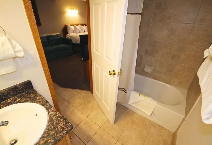 هتل Streamside On Fall River