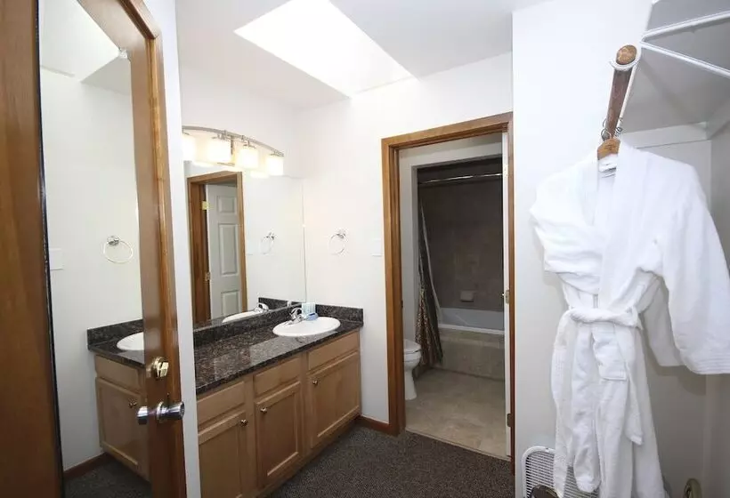 هتل Streamside On Fall River