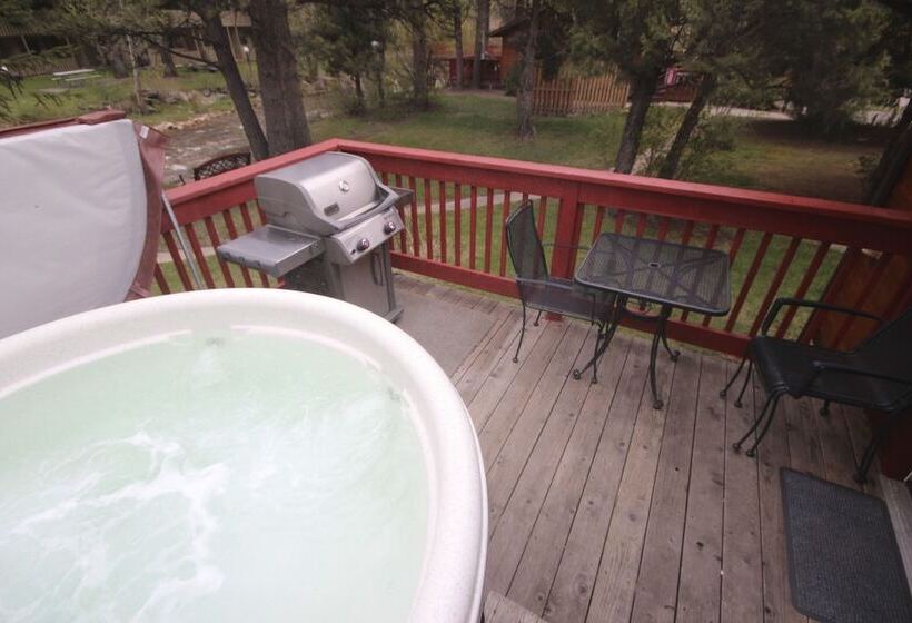 هتل Streamside On Fall River