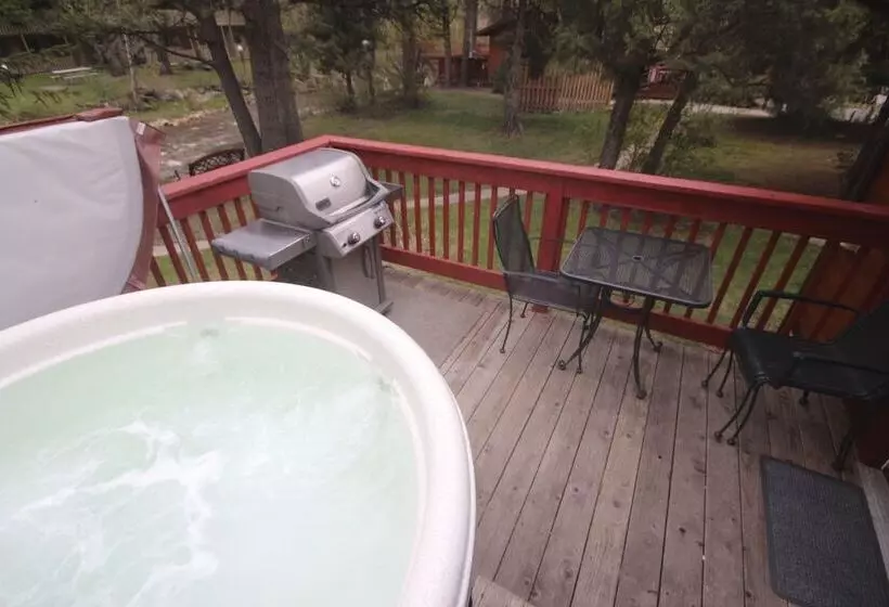 هتل Streamside On Fall River