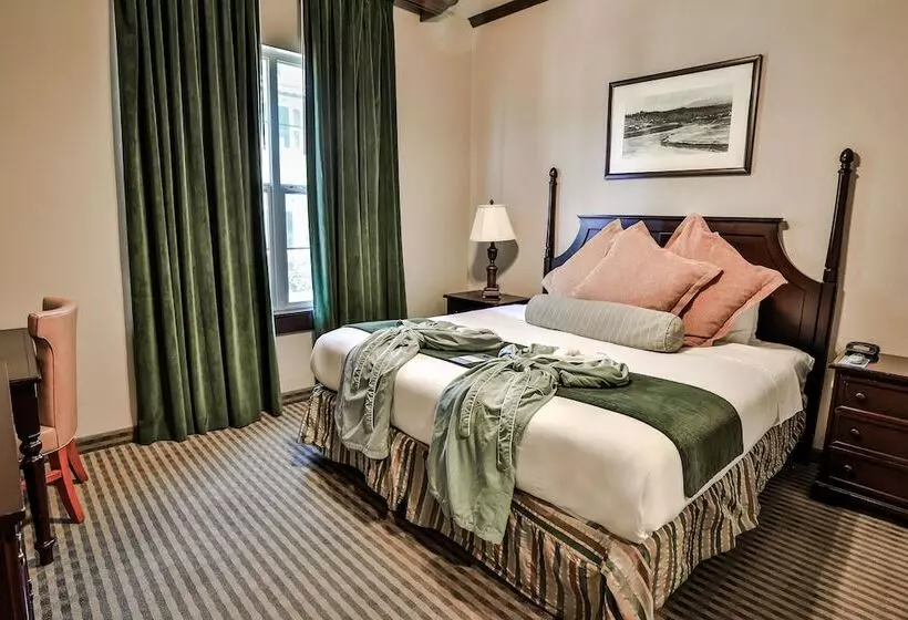 Отель The Springs Resort & Spa