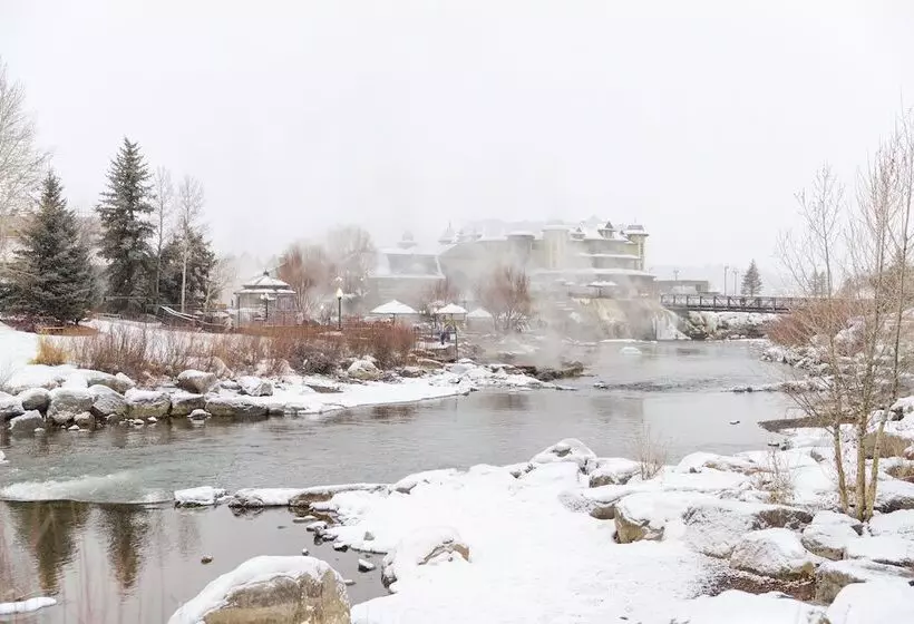 Отель The Springs Resort & Spa