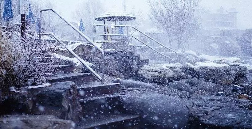 Отель The Springs Resort & Spa