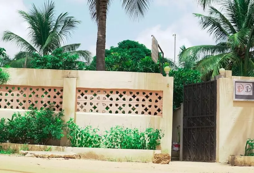 Hotelli Kunta Lodges Bijilo