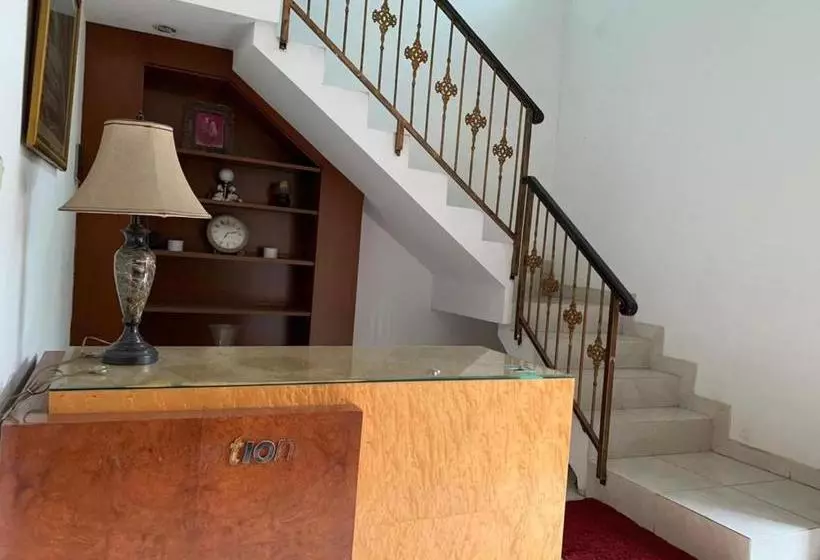 ホテル Oyo 2998 Tasha Kost